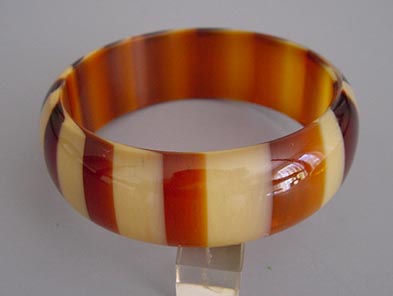 PLASTIC cream and root beer striped bangle