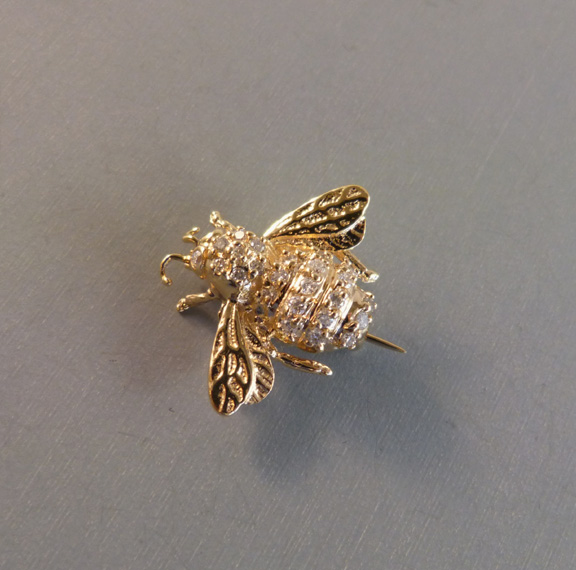 L+E 14 karat yellow gold and diamonds bee pin