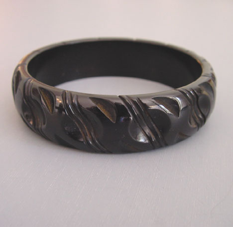 BAKELITE black carved bangle, diagonal design