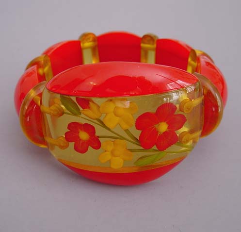 BAKELITE apple juice reverse carved stretchy bracelet, 1940