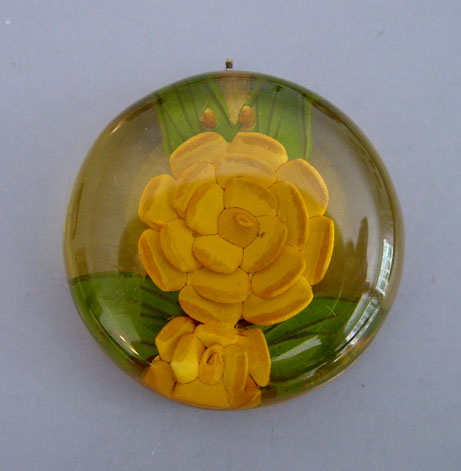 BAKELITE reverse carved apple juice clip