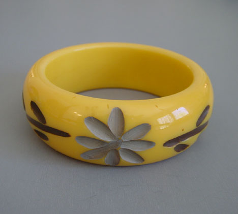 BAKELITE banana yellow chunky bangle with painted carving