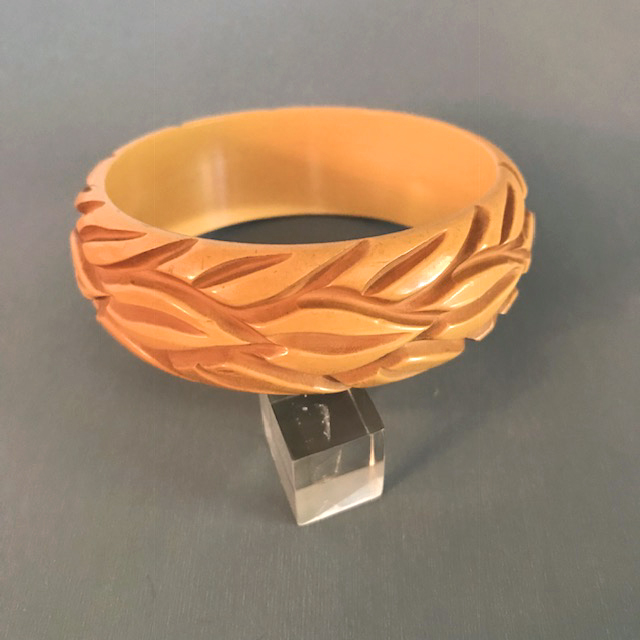 BAKELITE butterscotch nicely carved leaves bangle