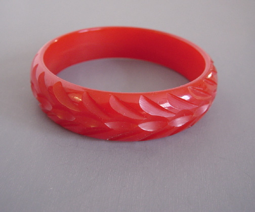 BAKELITE apple red gouge carved bangle