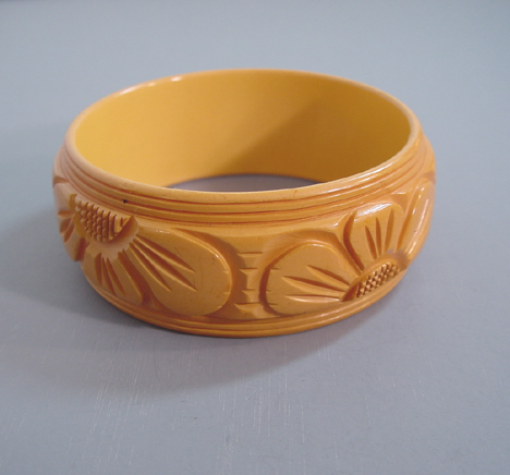 BAKELITE butterscotch flower carved bangle