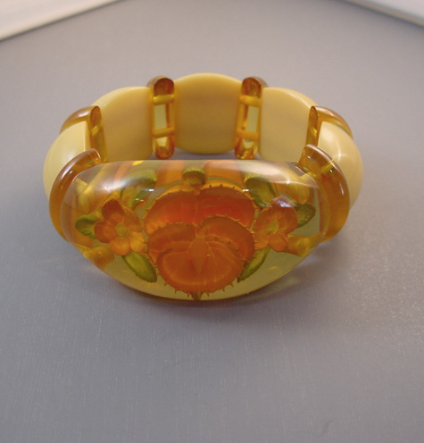 BAKELITE apple juice and butter yellow stretchy bracelet, 1940