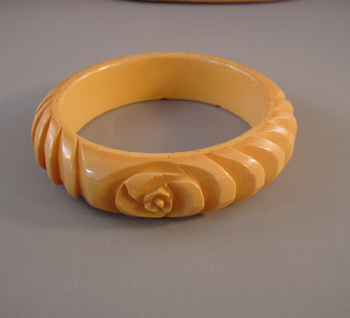 BAKELITE cream corn carved roses and pinwheel bangle