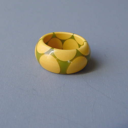BAKELITE green and cream random dot ring, 1940s