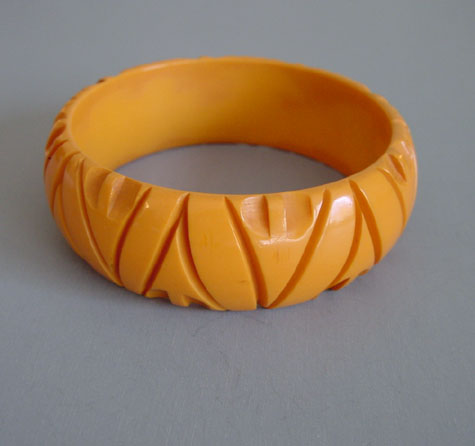 BAKELITE opaque butterscotch colored bangle carved with zig-zag designs