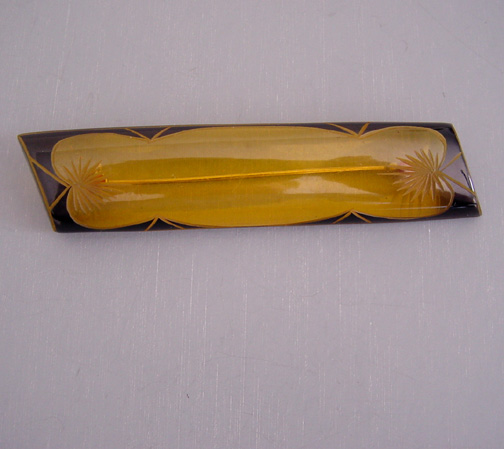 BAKELITE apple juice wide domed bar brooch