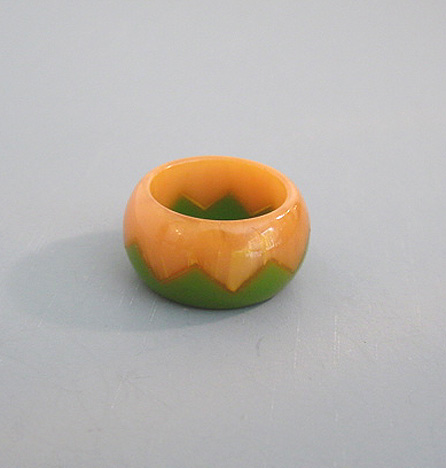 BAKELITE green and butterscotch zigzag ring
