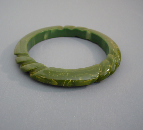 BAKELITE green slightly marbled bangle with rope carving