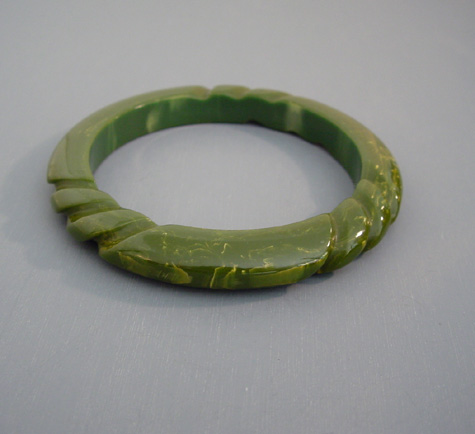 BAKELITE green slightly marbled bangle with rope carving