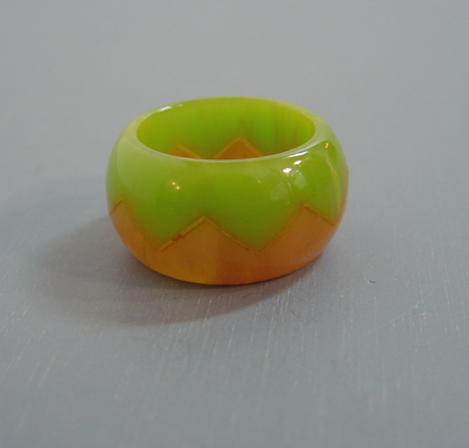BAKELITE green and butterscotch zigzag ring