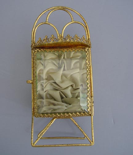 WATCH holder lined in soft green tufted fabric, beveled glass