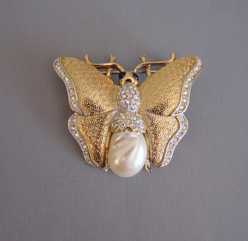 CAROLEE butterfly brooch with a glass pearl body