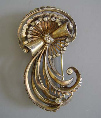 DeROSA sterling vermeil fur clip with a comet swirl with clear rhinestones