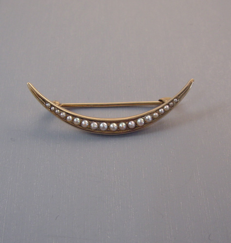EDWARDIAN 14 karat yellow gold crescent pin