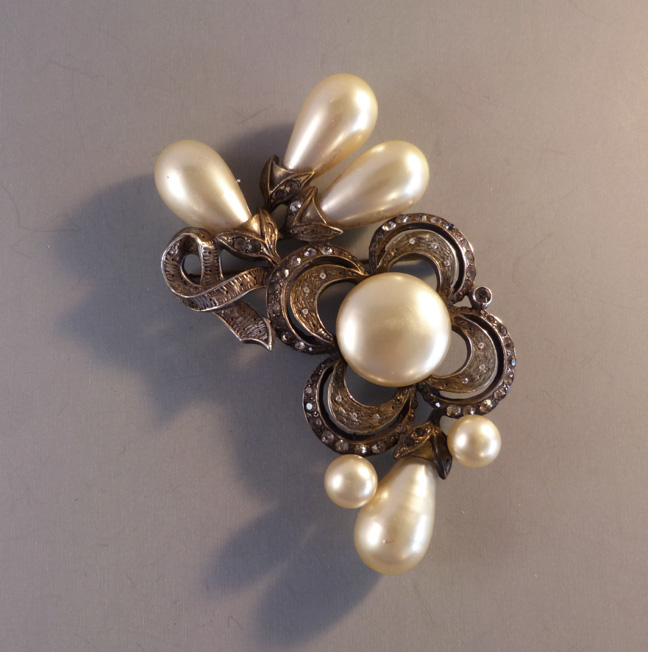 EISENBERG unsigned buds and flower brooch with glass pearls