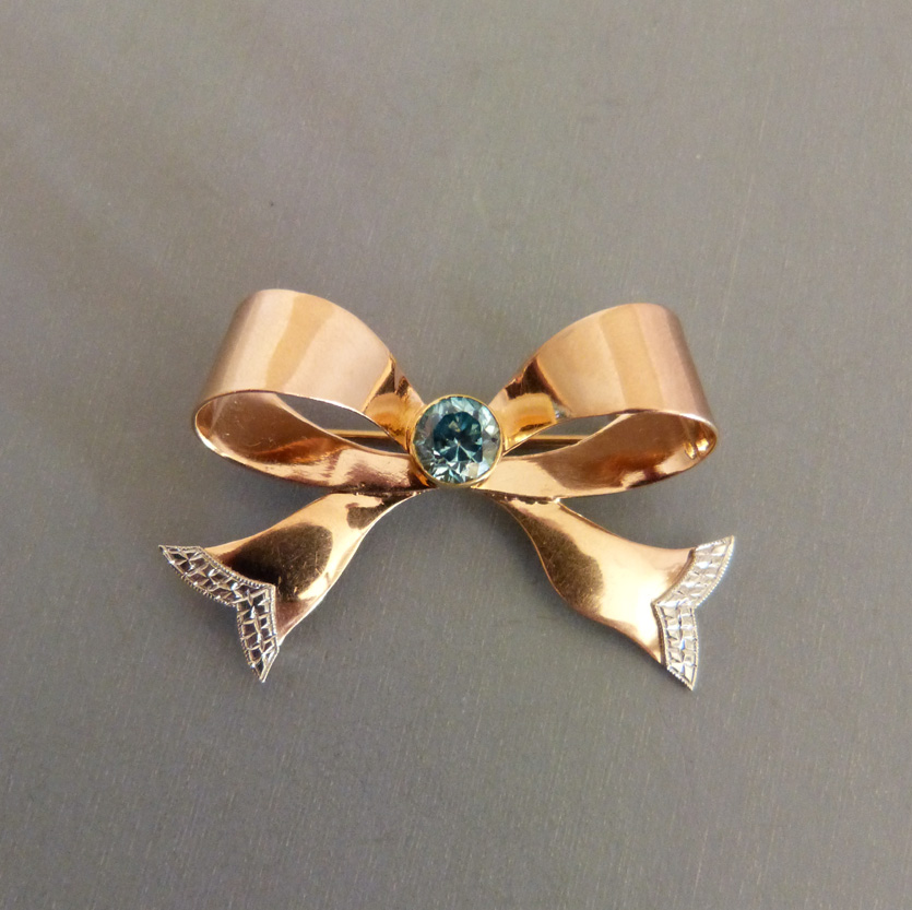 EDWARDIAN 14k bow pin blue Zirconia & platinum tips