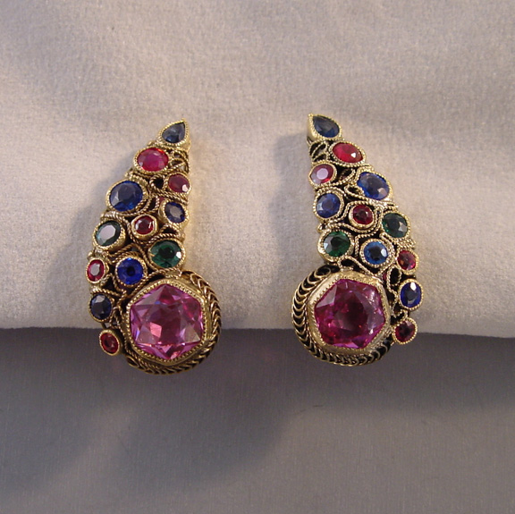 HOBE comma shaped earrings with garnet and glass doublette stones