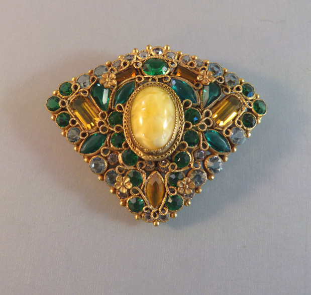 HOBE unsigned brooch with oval yellow swirl cabochon center