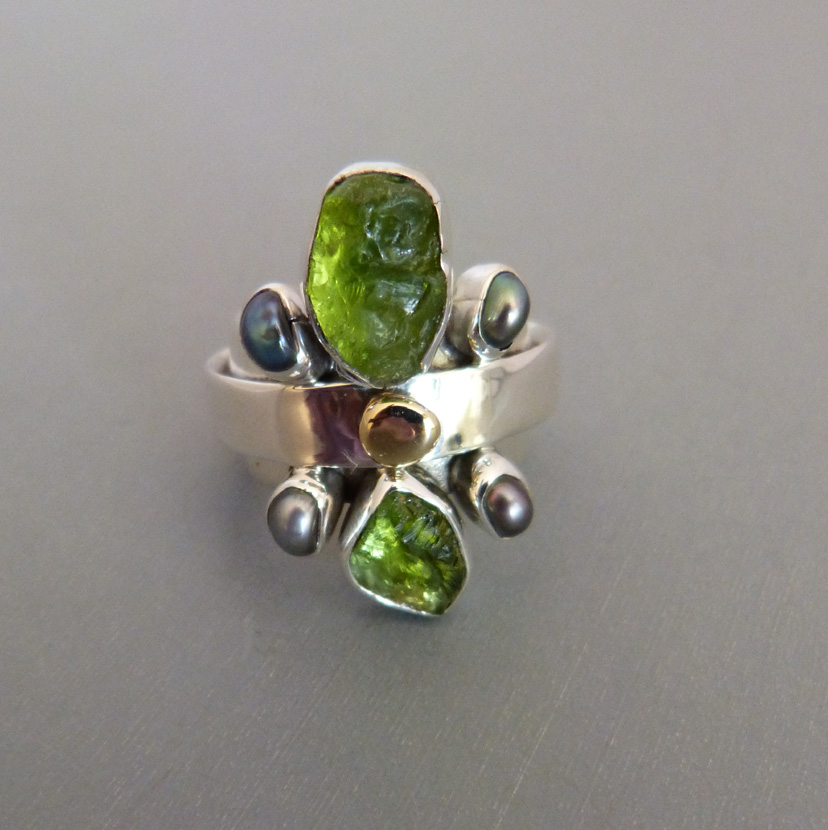 LILLY BARRACK sterling peridot peacock pearls ring