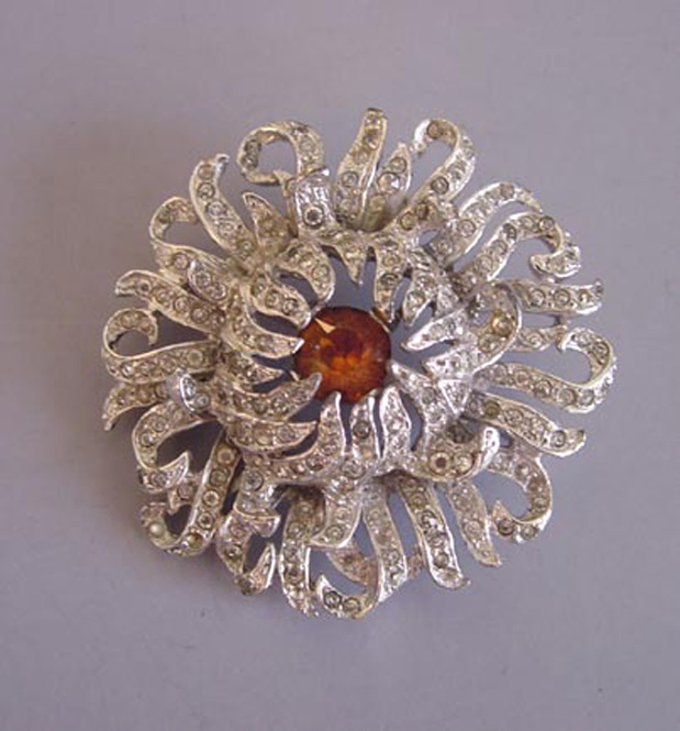 FLOWER chrysanthemum pin with many petals of clear rhinestones