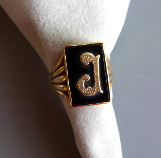 RING 9 karat yellow gold ring with the applied initial “J”