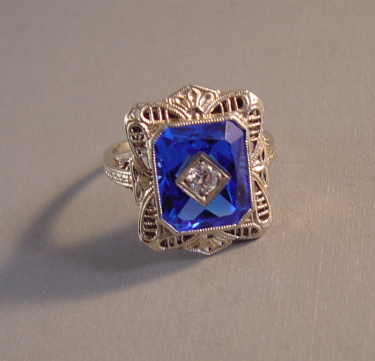 DECO P&S diamond, blue spinel 14 karat white gold filigree ring