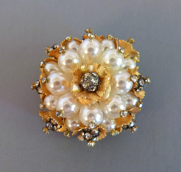 SCHIAPARELLI artificial pearls clear rhinestone cluster brooch