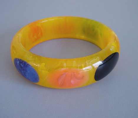 SHULTZ bakelite yellow translucent swirl dot bangle