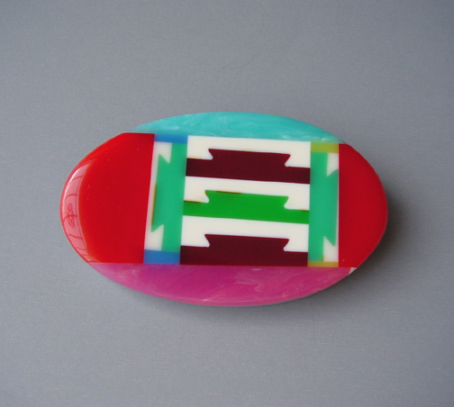 SHULTZ bakelite thick oval brooch with dovetails