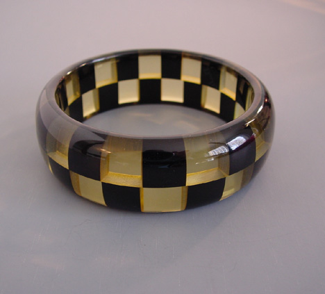 SHULTZ bakelite apple juice and black check bangle