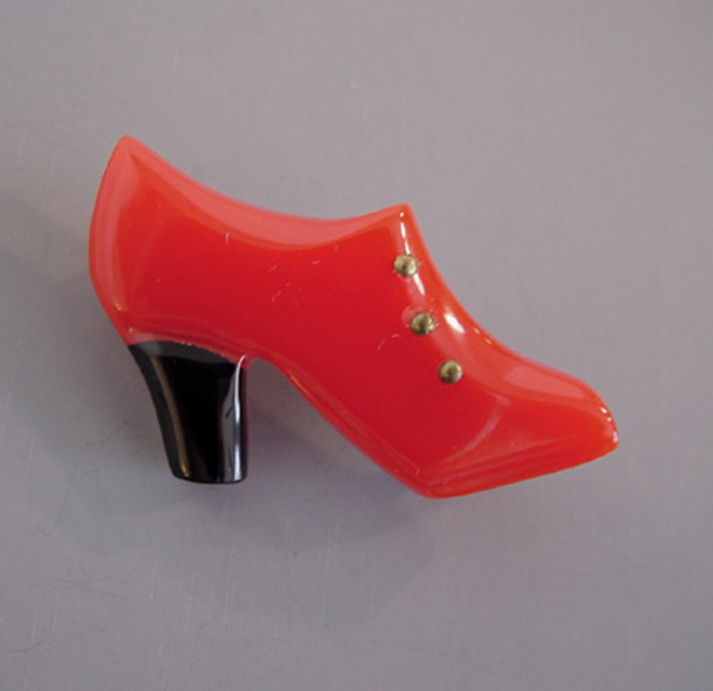 SHULTZ bakelite red and black button style shoe brooch