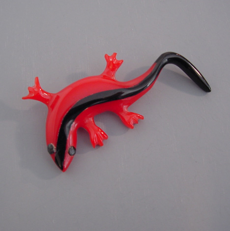 SHULTZ bakelite red and black laminated lizard brooch