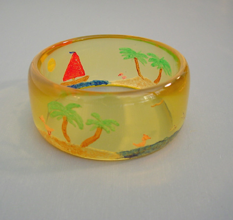 SHULTZ bakelite apple juice bangle with seashore scene