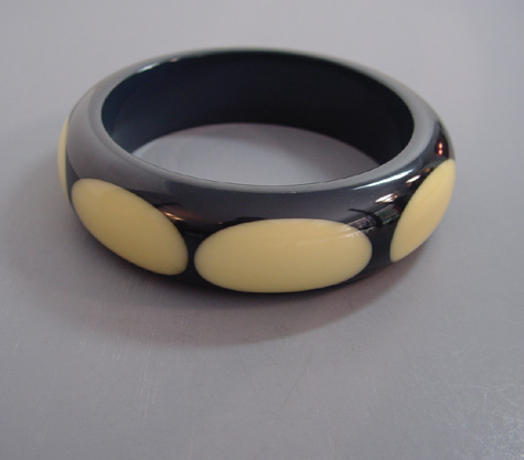 SHULTZ bakelite slate gray bangle with 8 cream oval dots