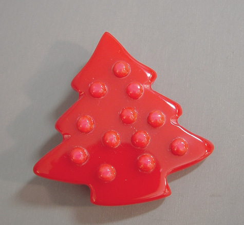 SHULTZ bakelite Christmas tree brooch in all glorious red