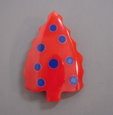 SHULTZ bakelite Christmas tree brooch in red and blue