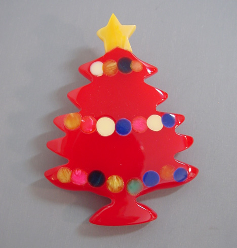 SHULTZ bakelite Christmas tree brooch in red