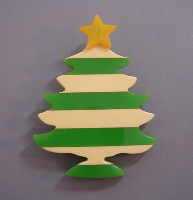 SHULTZ bakelite Christmas tree brooch, cream & green