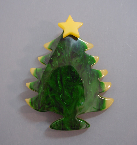 SHULTZ bakelite Christmas tree brooch with green swirl front