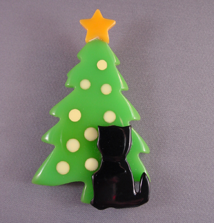 SHULTZ bakelite Christmas tree brooch with cat