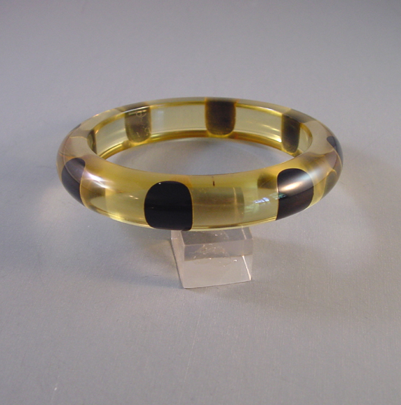 SHULTZ bakelite apple juice bangle with 8 black dots