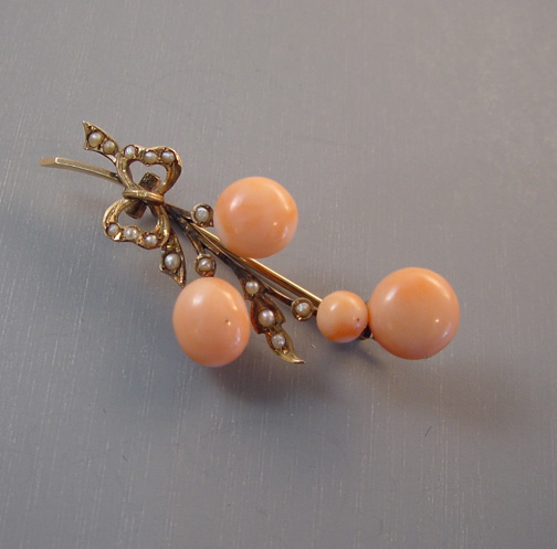 VICTORIAN 10 karat yellow gold, coral and seed pearls pin