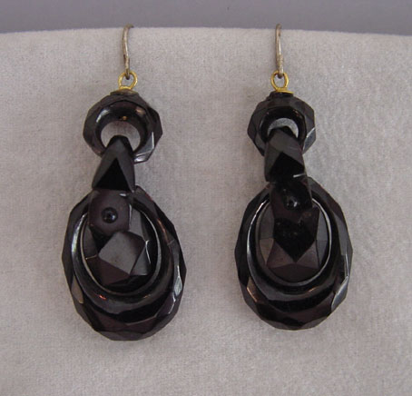 VICTORIAN Whitby jet earrings with faceted oval, 1870