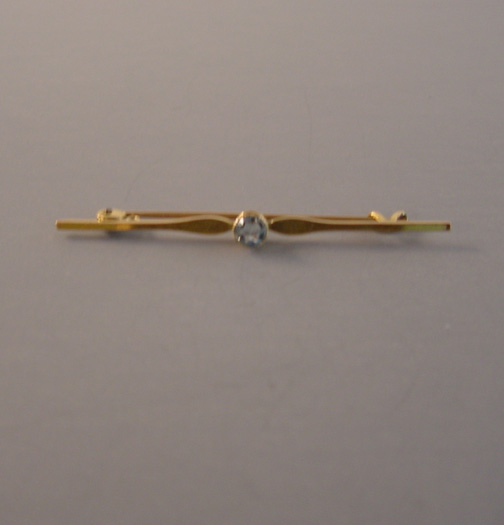 VICTORIAN 9 karat yellow gold bar pin with aquamarine