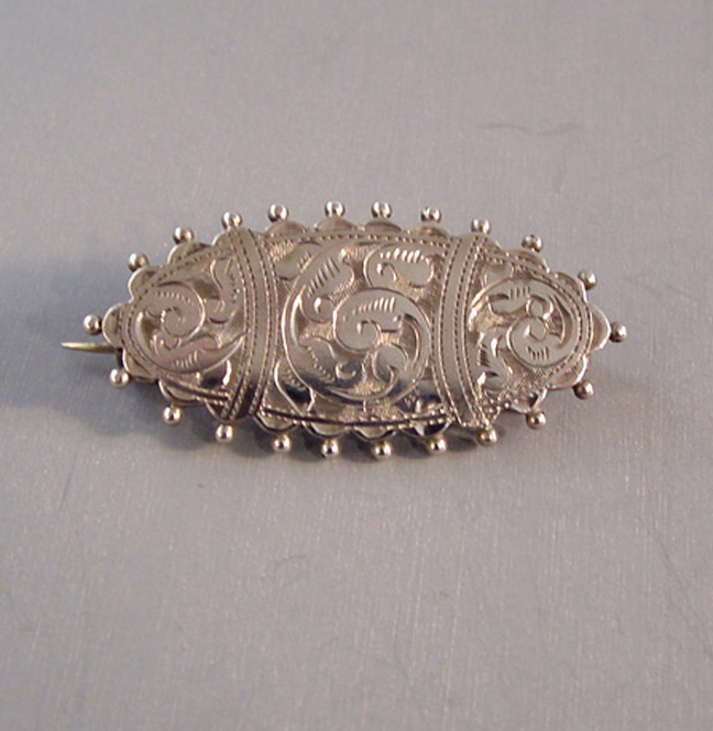 VICTORIAN sterling silver sweetheart eye-shaped pin with leaves