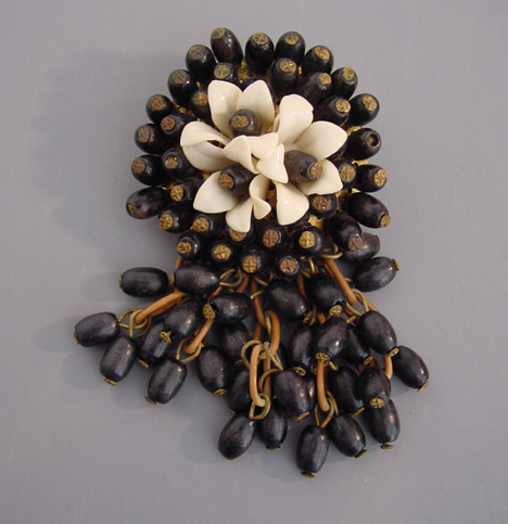 WOOD black olive-shaped beads brooch
